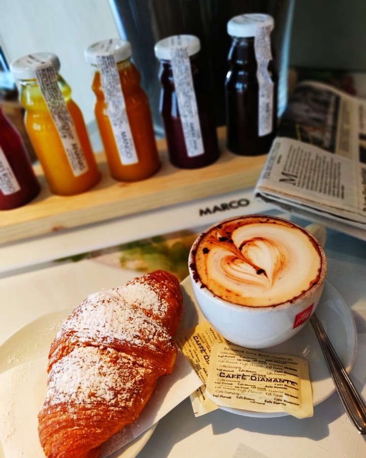 Cappuccino con latte art a cuore e brioche al Caffè Diamante