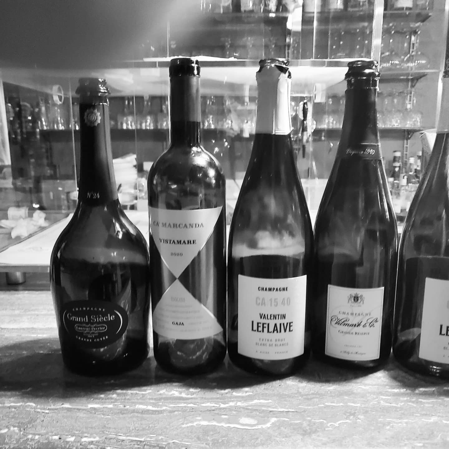 Selezione di bottiglie di champagne e vini